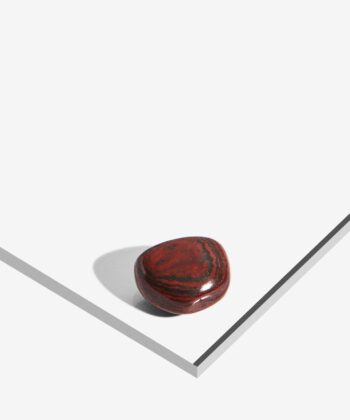 Rød sten med sorte aftegninger i lommesten