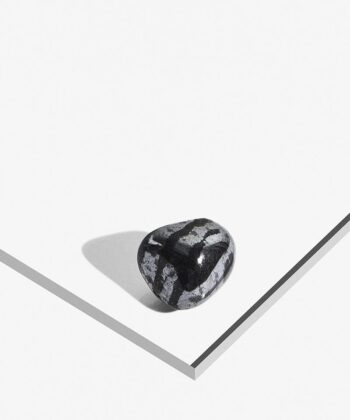 Smuk poleret JERNMALM på hvid baggrund.