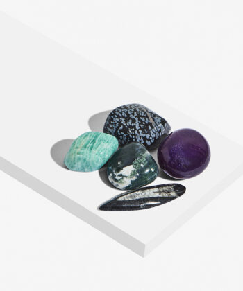 Hvid baggrund med forskellige lommesten krystaller - stjernetegnet jomfruen