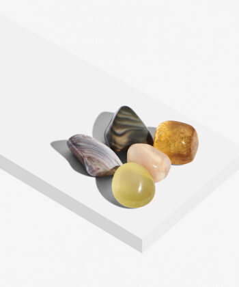 Hvid baggrund med forskellige lommesten krystaller - stjernetegnet Skorpionen