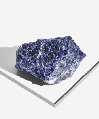 Rå blå sodalit på hvid baggrund