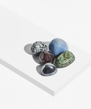 Hvid baggrund med forskellige lommesten krystaller - stjernetegnet vandbæreren