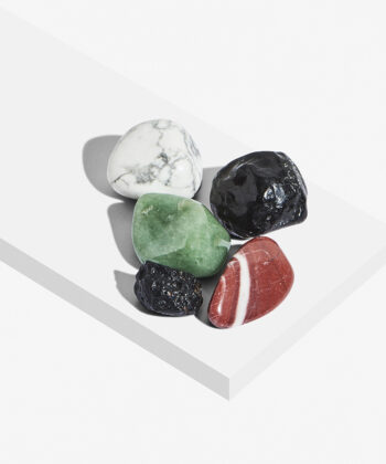 Hvid baggrund med forskellige lommesten krystaller - stjernetegnet Vædderen