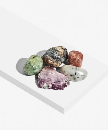 Hvid baggrund med forskellige lommesten krystaller - stjernetegnet Vægten