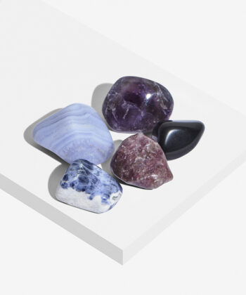 Hvid baggrund med forskellige lommesten krystaller - stjernetegnet Antiangst