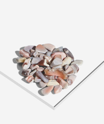 Bunke med polerede Botswana Agat Ministen i lyserøde og rødbrune toner på hvid baggrund