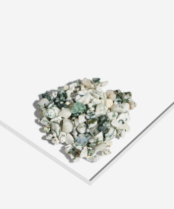 Bunke med polerede Træ Agat Ministen i hvide og grønlige farver på hvid baggrund