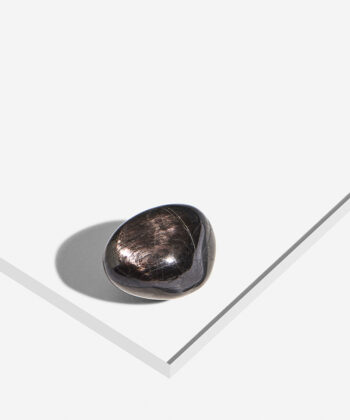 Poleret mørkebrun Hypersten med metalliske detaljer på hvid baggrund