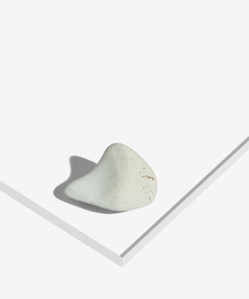 Mat hvid poleret Klinoptilolit Zeolit på hvid baggrund