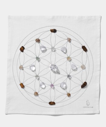 En hvid Grid dug med forskellige krystaller. Ligger på hvid baggrund