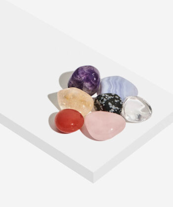 Hvid baggrund med forskellige lommesten krystaller - Chakra sæt