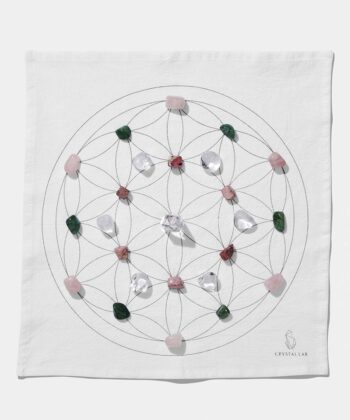 En hvid Grid dug med forskellige krystaller. Ligger på hvid baggrund