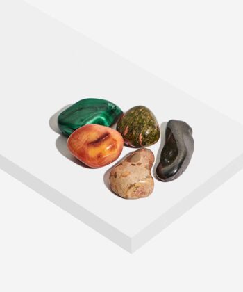 Hvid baggrund med forskellige lommesten krystaller - Stjernetegnet løven