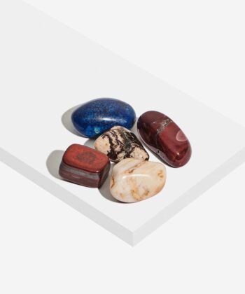 Hvid baggrund med forskellige lommesten krystaller - Stjernetegnet løven