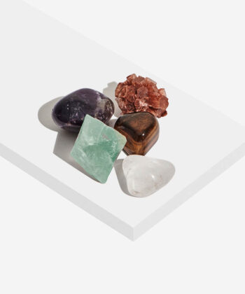 Hvid baggrund med forskellige lommesten krystaller - Stenbukken