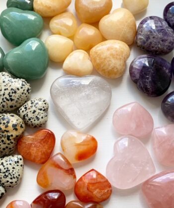 Forskellige hjerter på hvid baggrund. Fx bjergkrystal