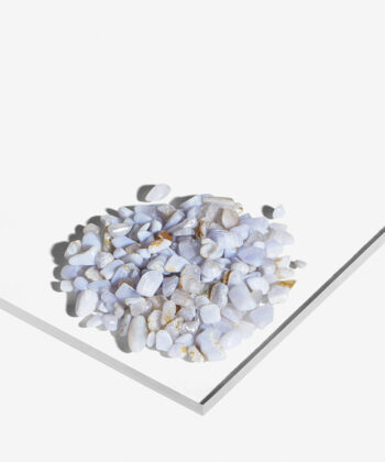 En hvid baggrund med Mange Minikrystaller. Lyseblå blondeagat