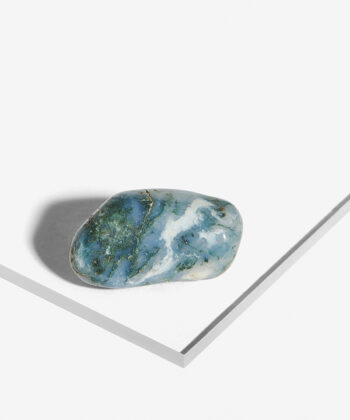 Poleret lyseblå Mos Agat med grønne og hvide detaljer på hvid baggrund