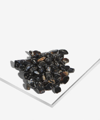 En hvid baggrund med Mange Minikrystaller. Sort Agat