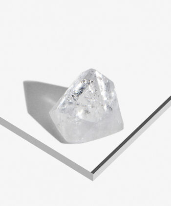 En rå klar Apophyllit på hvid baggund