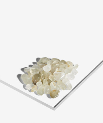 En hvid baggrund med Mange Minikrystaller. Lys gul aragonit