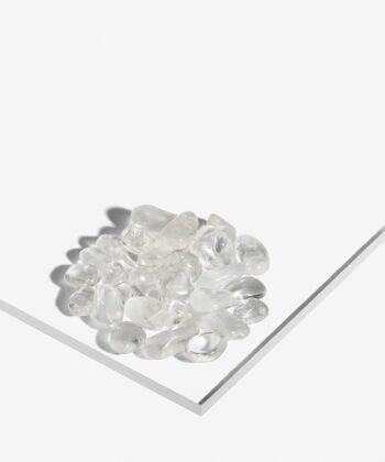 En hvid baggrund med Mange Minikrystaller. Klar Bjergkrystal