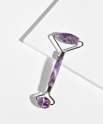 En smuk ansigtsrulle i magiske ametyst lilla nuancer