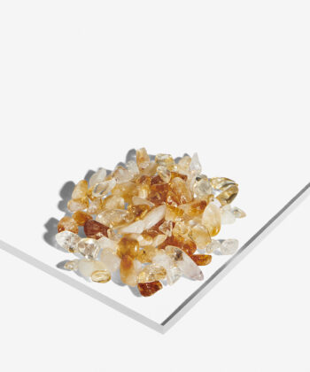 En hvid baggrund med Mange Minikrystaller. Gul brændt citrin