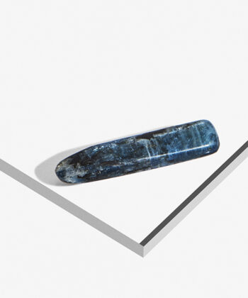 En lommesten i Cyanit blå på hvid baggund