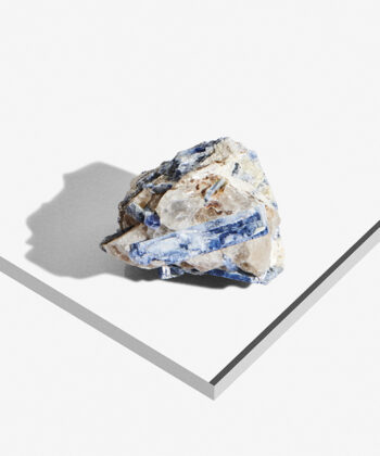 Rå blå Cyanit på hvid baggrund