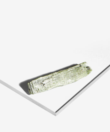 halvblank Grøn Cyanit stav på hvid baggrund