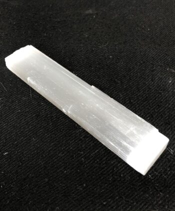 Hvid Selenitrå plade - på sort baggrund