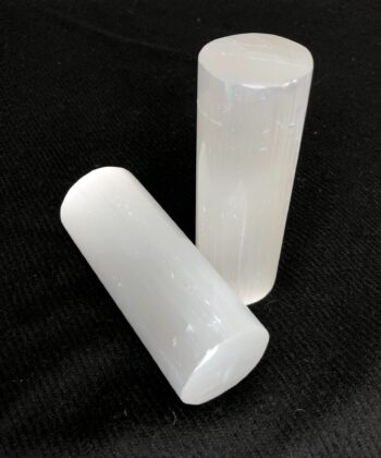 Hvid Selenit harmonizers - på sort baggrund