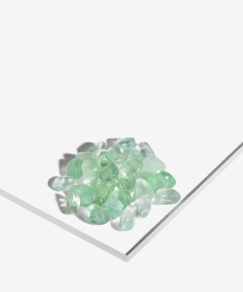 En hvid baggrund med Mange Minikrystaller. Lysegrøn klar Fluorit