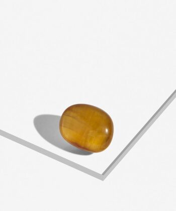 Flot POLERET GUL FLUORIT på hvid baggrund.