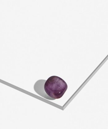 Smuk POLERET LILLA FLUORIT på en hvid baggrund.