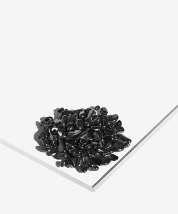 En hvid baggrund med Mange Minikrystaller. Metal Hæmatit