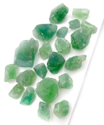 lysegrønne rå krystal stykker på hvid baggrund