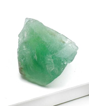 lysegrøn rå krystal stykke på hvid baggrund