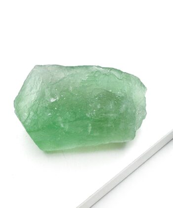 lysegrøn rå krystal stykke på hvid baggrund