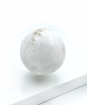 hvid krystalkugle på hvid baggrund
