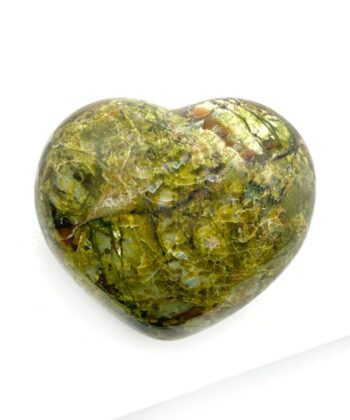 Grønt krystalhjerte på hvid baggrund
