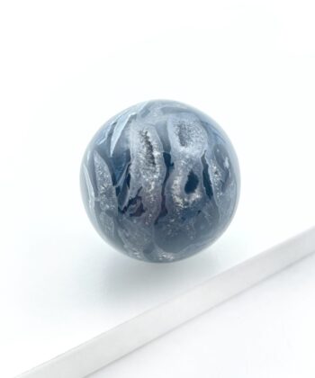 grå druzy krystalkugle på hvid baggrund