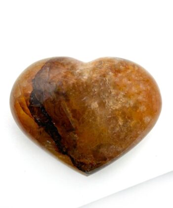 Orange krystalhjerte på hvid baggrund