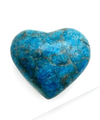 Blåt krystalhjerte på hvid baggrund