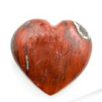 rødt krystalhjerte på hvid baggrund