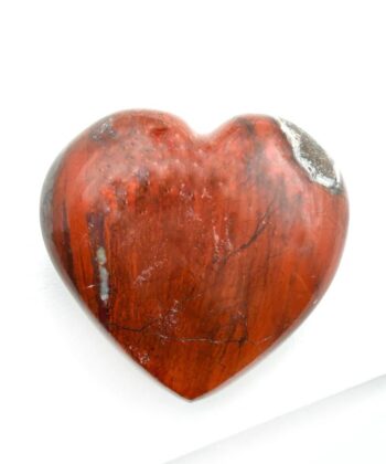 rødt krystalhjerte på hvid baggrund