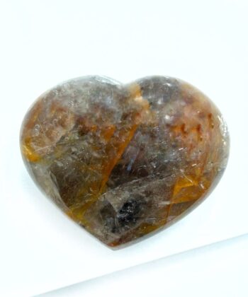 brunt krystalhjerte på hvid baggrund