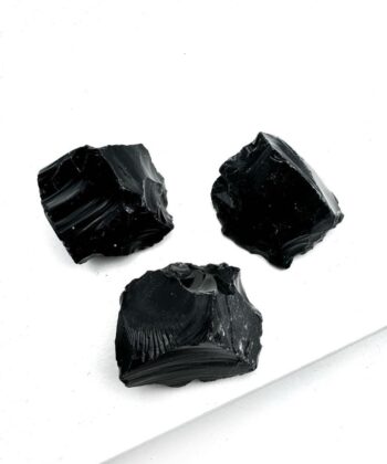 sorte rå stykker krystal på hvid baggrund