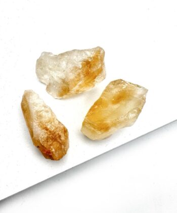 Gule rå stykker krystal på hvid baggrund